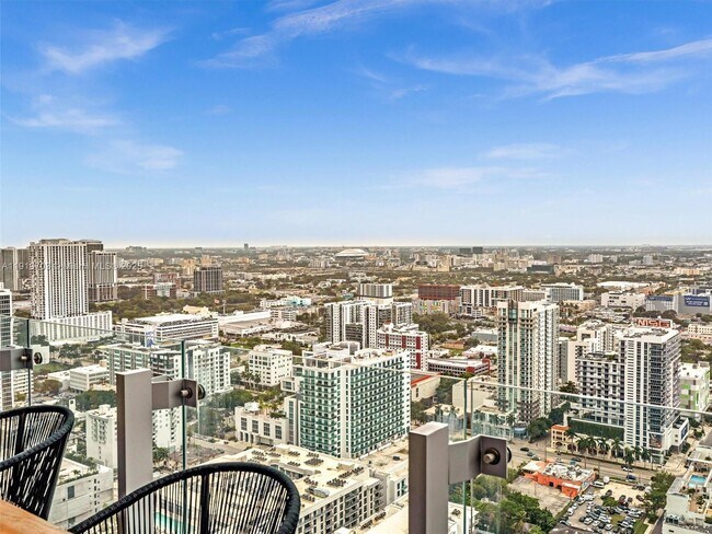 Building Photo - 700 NE 26th Terrace