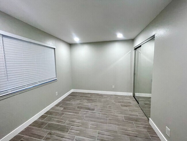 Building Photo - Fully Remodeled 2bedroom near downtown