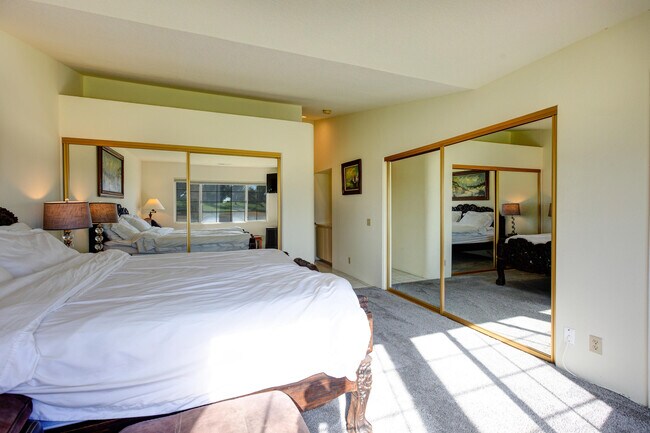 Building Photo - 709 Vista Lago Cir N