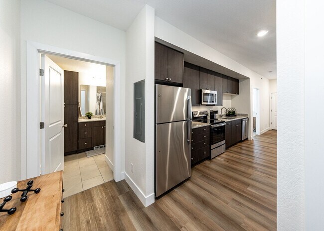 Building Photo - 1 Bed Luxury Apartment near Garden of the Gods