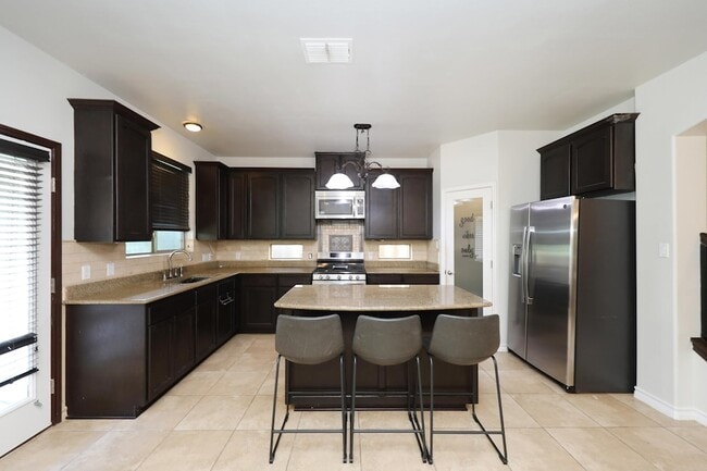 Building Photo - 9813 Sandhill Dr