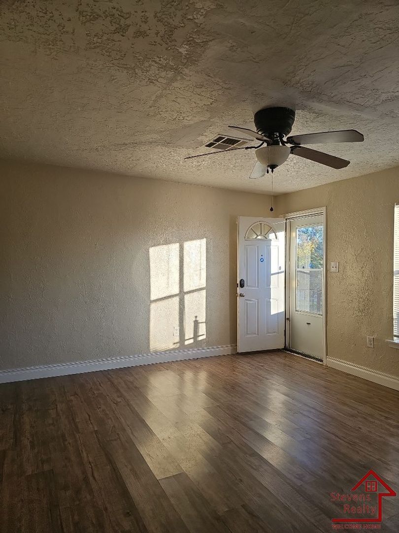 Building Photo - 1609 SW B Ave