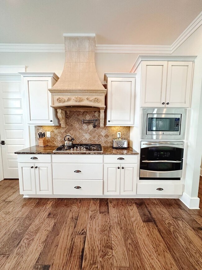Building Photo - New, exclusive 3200 sq ft 4 bedroom/3.5bat...