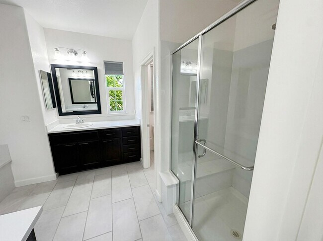 Building Photo - Beautiful 3BD Home in Hayward – Over 2,200 Sq Ft of Comfortable Living