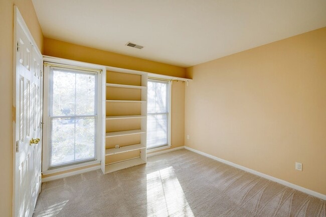 Building Photo - Luxury Townhome in the Heart of the Kentlands