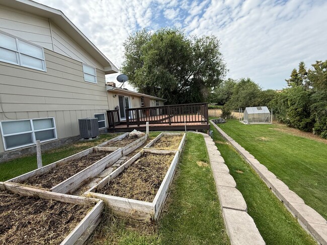 Building Photo - Spacious 3 Bedroom Home with Large Yard & 2-Car Garage