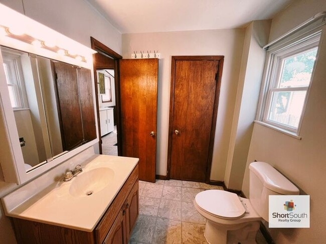 Building Photo - 3 bed 1.5 bath Single Family Home