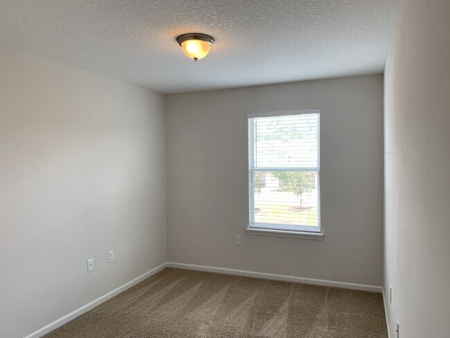 Building Photo - Moultrie Village Townhome with two ensuite...