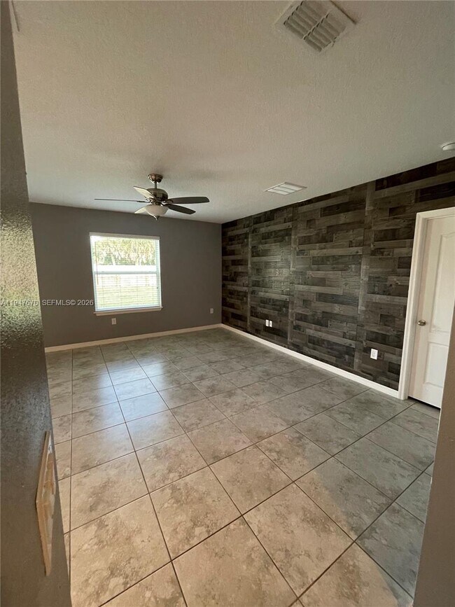 Building Photo - 982 SW Commonwealth Rd