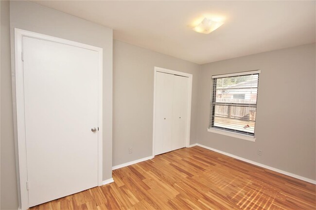 Building Photo - 3202 Barton View Dr
