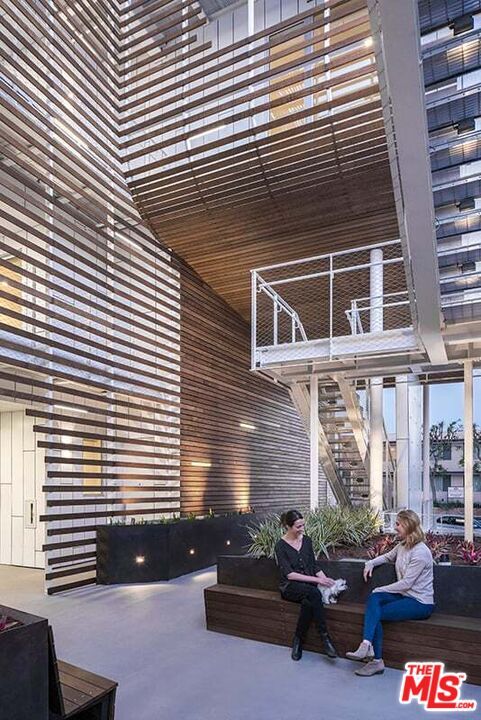 Building Photo - 935 N San Vicente Blvd