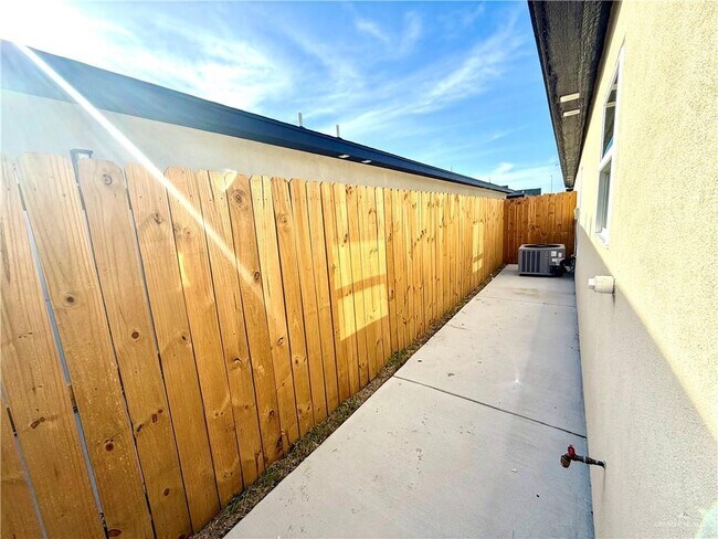 Building Photo - 2705 Brookside Bend St