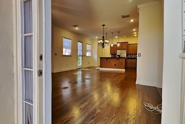 Building Photo - 422 S Habana Ave