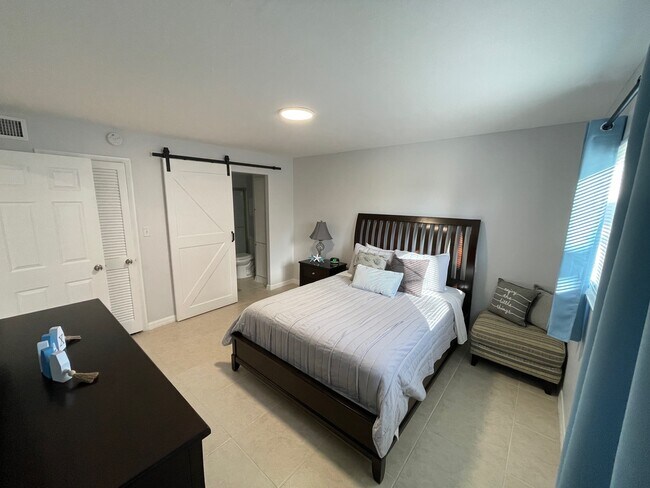 Building Photo - 170 Turtle Lake Ct