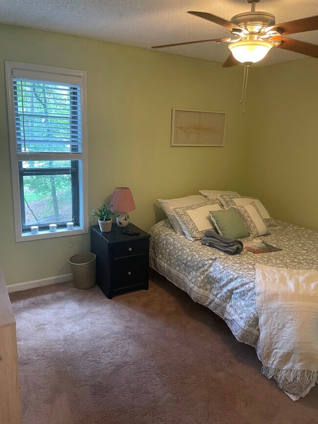 Building Photo - 1543 Hillhaven Dr