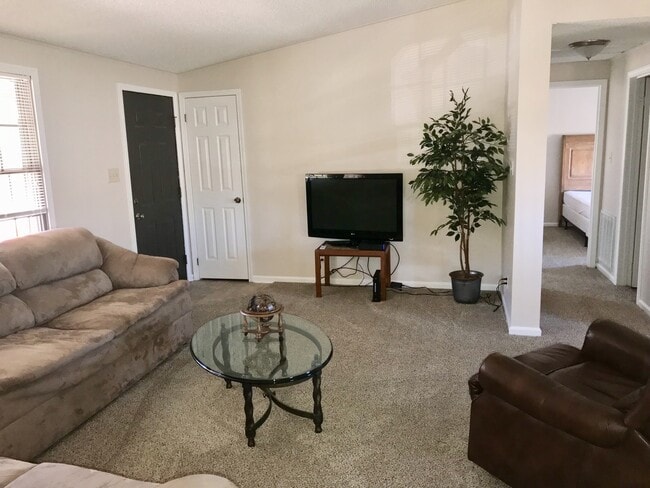 Building Photo - 3 Bedroom/2 Bathroom Home