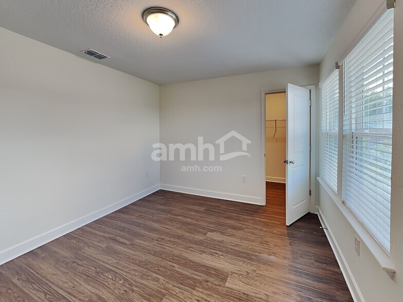 Building Photo - 5855 Hampton Creek Rd