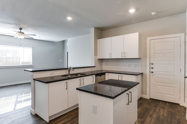 Building Photo - 653 Blackland dr