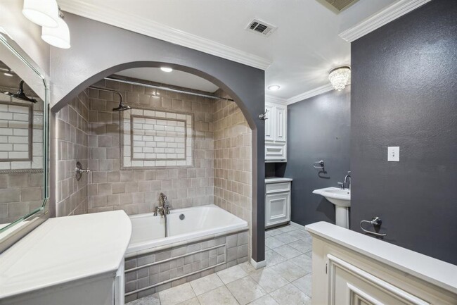 Building Photo - 5659 Chevy Chase Dr