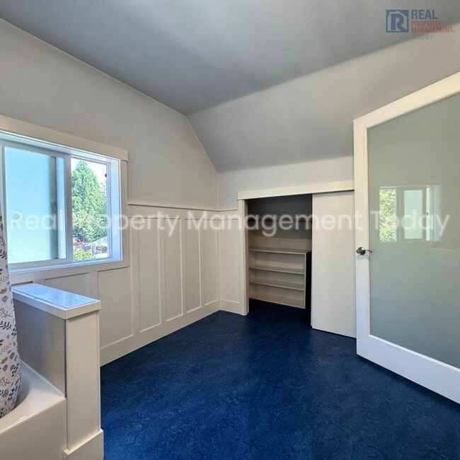 Building Photo - Charming 5 Bedroom + Huge yard!