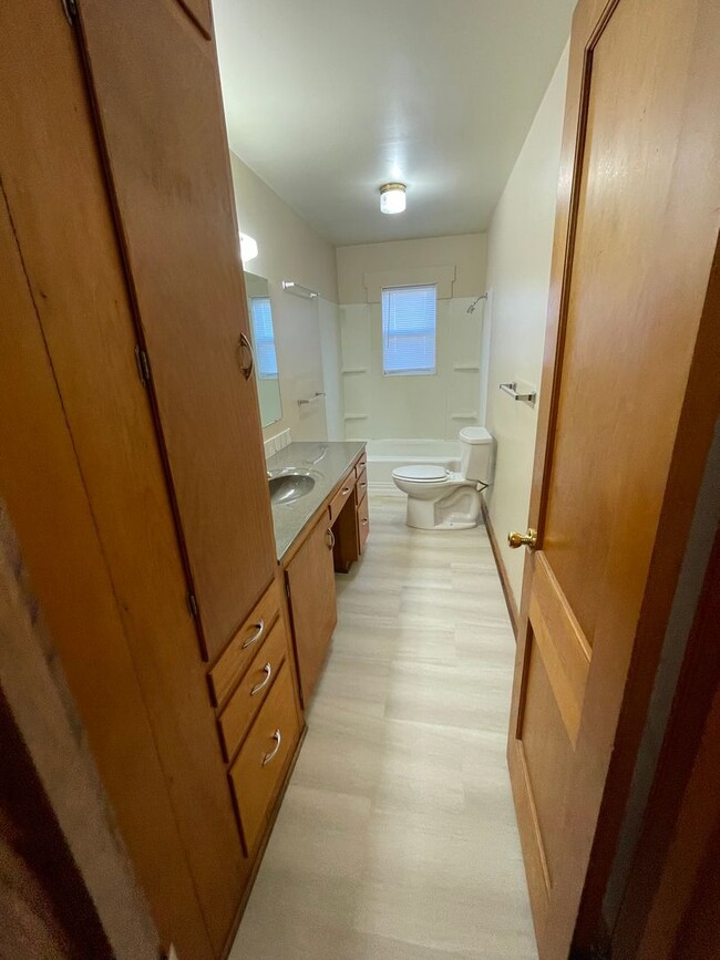Building Photo - 2 Bedroom, 1 Bathroom House with Detached ...