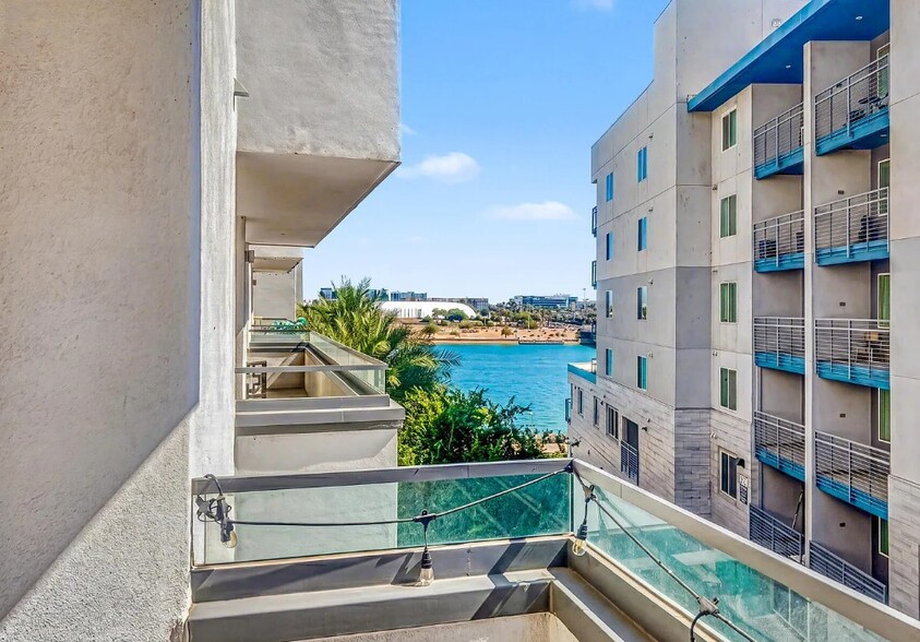 Building Photo - 945 E Playa del Norte Dr