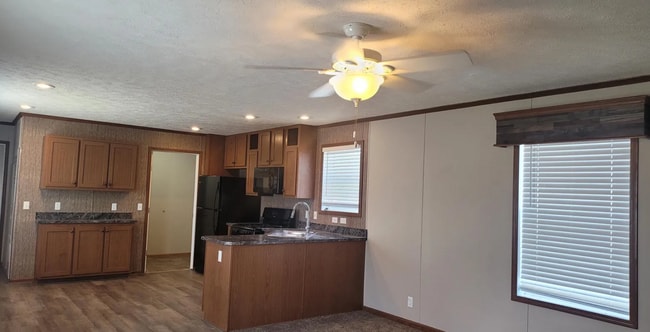 Building Photo - 300 Hunt Club Dr