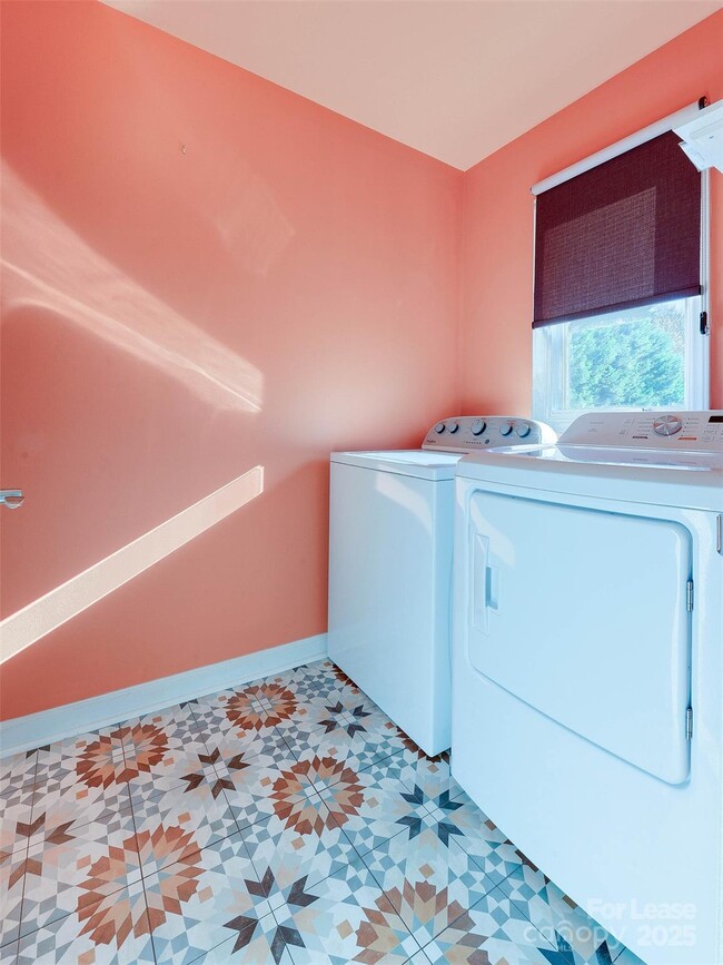 Building Photo - 527 Hawthorne Ln