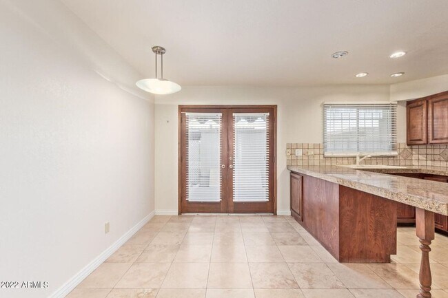 Building Photo - Great Location in Scottsdale!  2 bedroom, 1.5 bath, community pool