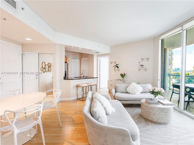 Building Photo - 480 NE 30th St