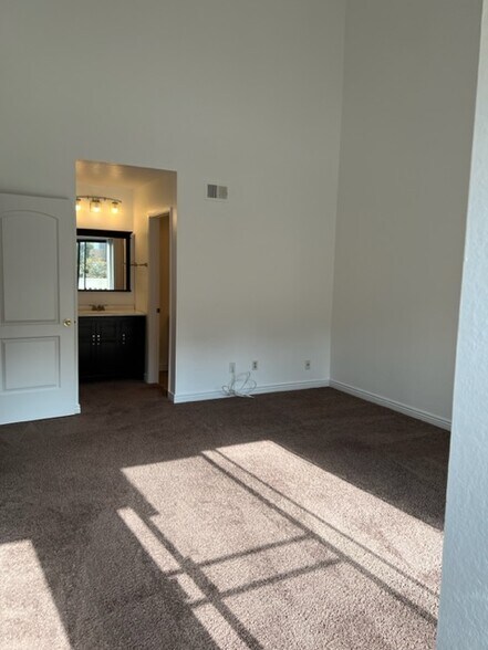 Building Photo - 4082 Mahaila Ave