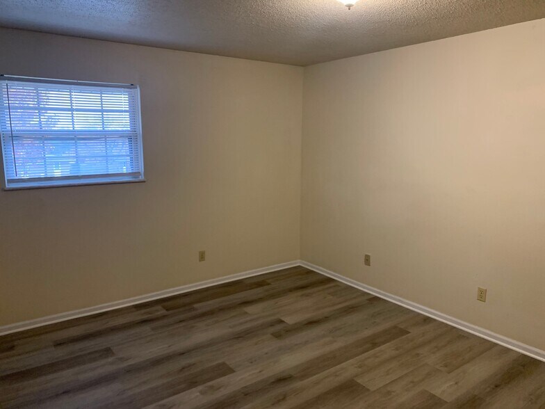 Building Photo - 2309 Southridge Dr