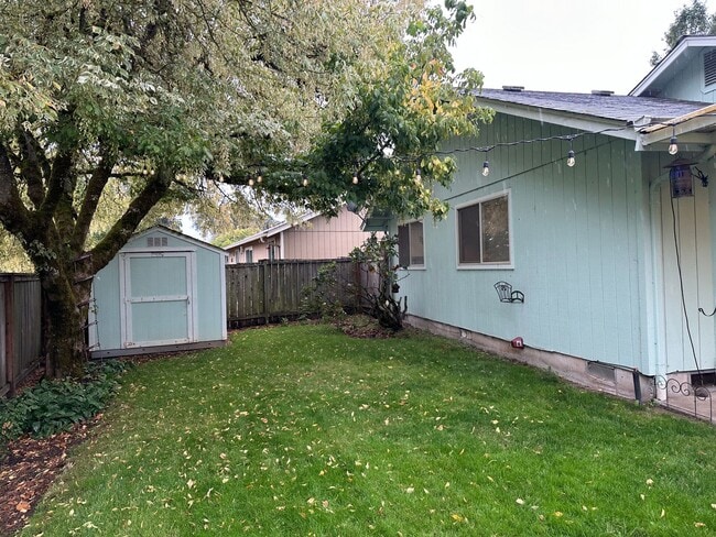 Building Photo - Beautiful 3 bedroom 2 bathroom house in a ...