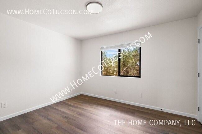 Building Photo - 7441 N Gilbert Pl