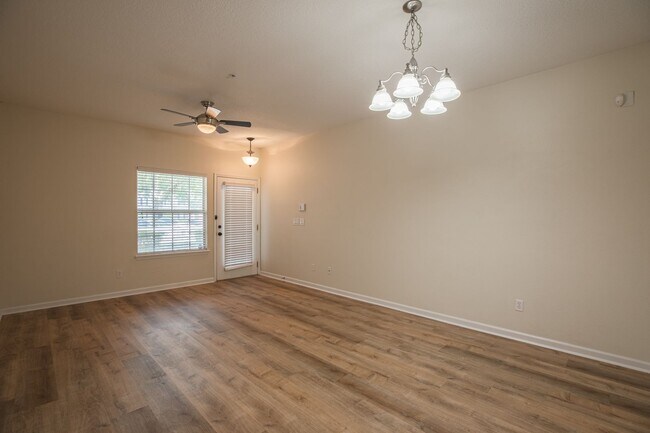 Building Photo - Adorable updated 1st floor condo
