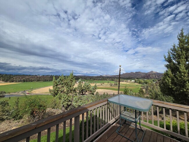 Building Photo - Stunning Views, Executive Home in Equestrian Meadows Redmond