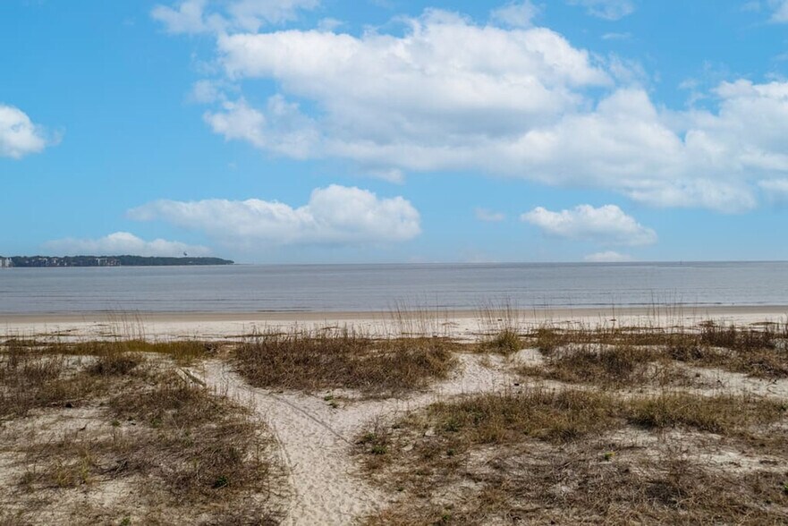 Building Photo - 152 Avenue of Oaks