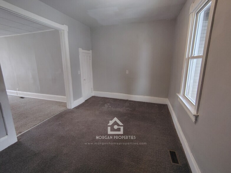 Building Photo - 903 College Dr