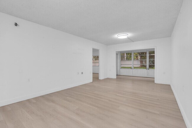 Building Photo - 1102 Bahama Bend