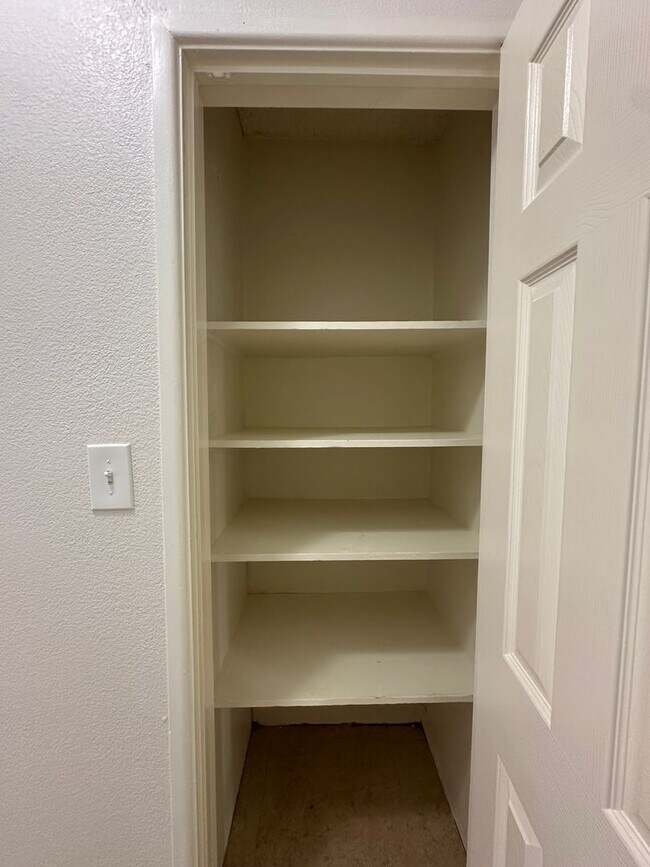 Building Photo - 2 Bedroom / 1 Bath Apartment for Rent