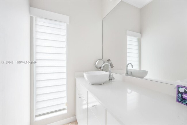 Building Photo - 472 Minola Dr