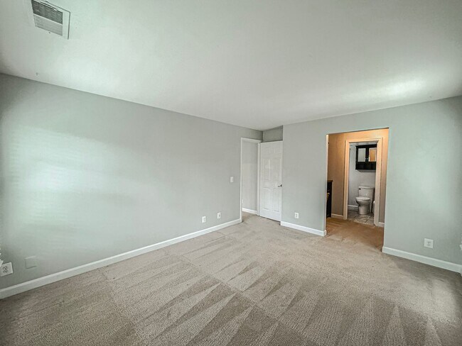 Building Photo - Fantastic 2 Bed 2.5 Bath Condo With A Spac...