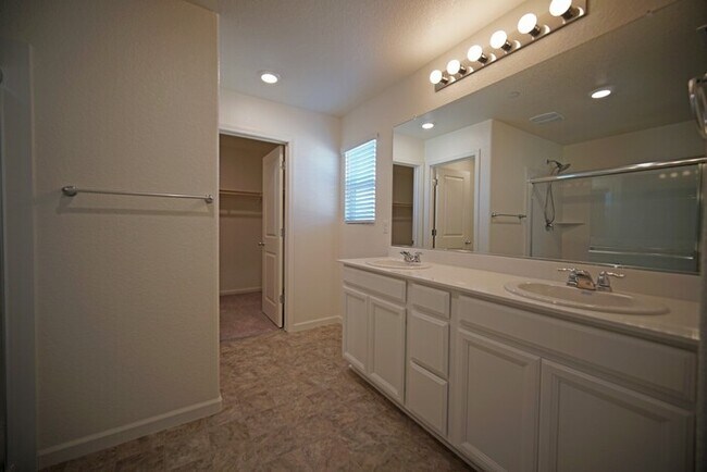 Building Photo - Beautiful 4 Bedroom PLUS office / den in Natomas!