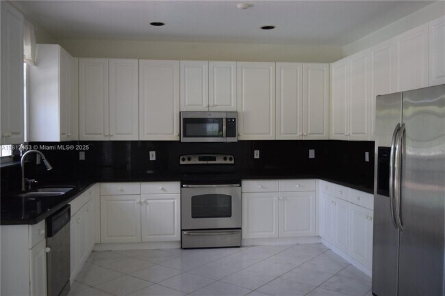 Building Photo - 991 Crestview Cir