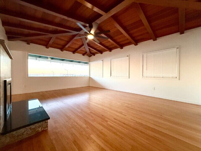 Building Photo - !!! OPEN HOUSE !!! - Wednesday 4/1 - 2:00pm to 6:00pm