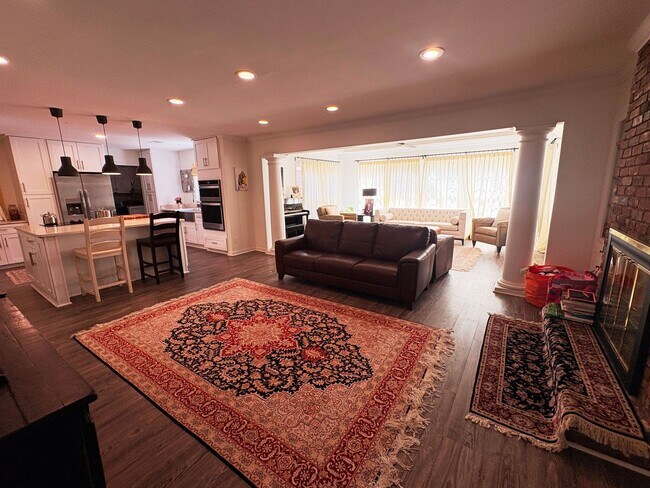Building Photo - Renovated Home In The Heart Of East Memphis! Fully Fenced Backyard! No Carpet!