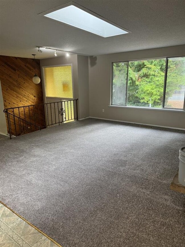 Building Photo - Beautiful 5 Bed 2 & 3/4 Bath home in Tacoma