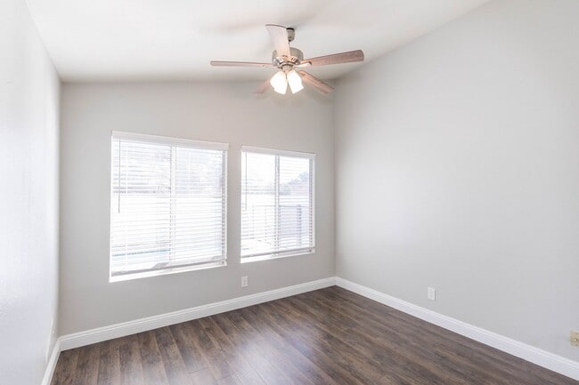 Building Photo - Lovely Home in The Lakes!