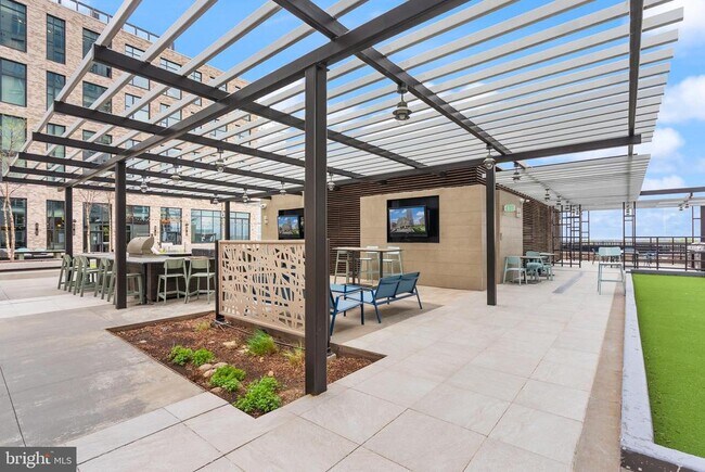 Building Photo - 1650 Silver Hill Dr