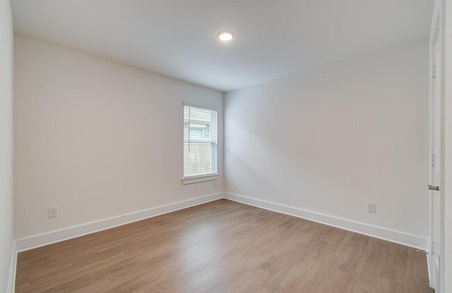 Building Photo - 8627 Pier Cove Dr